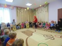 развлечения с детьми клоуна Кеши,игра прыжки в мешках